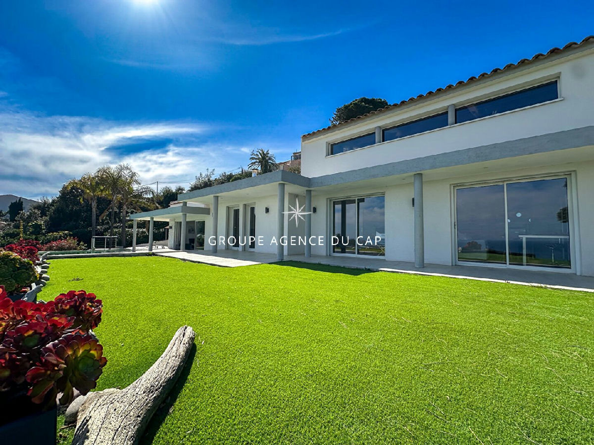 Contemporary 5-bedroom villa with double garage, swimming pool, and sea view in Les Issamb - 3