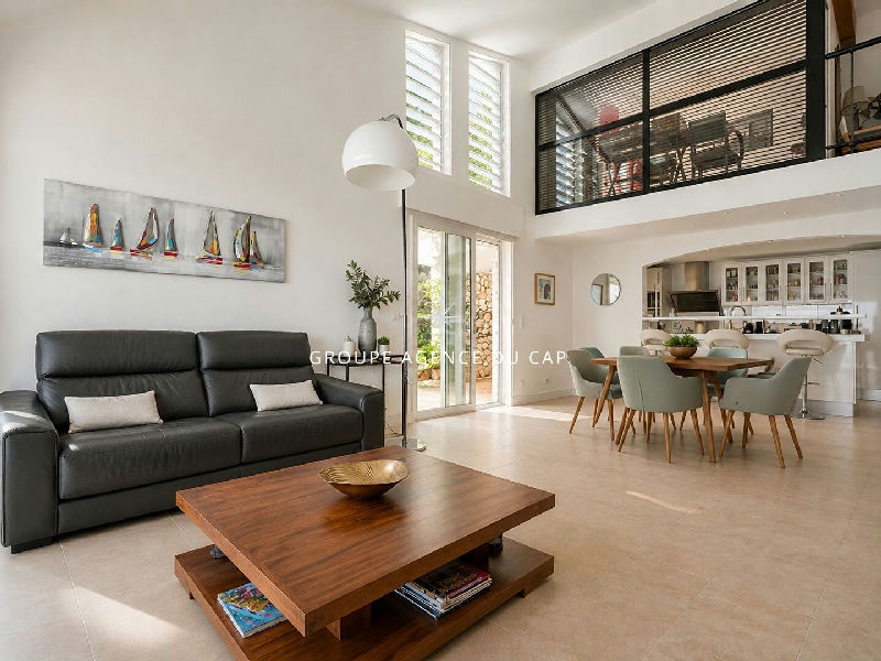 Contemporary 5-bedroom villa with double garage, swimming pool, and sea view in Les Issamb - 5