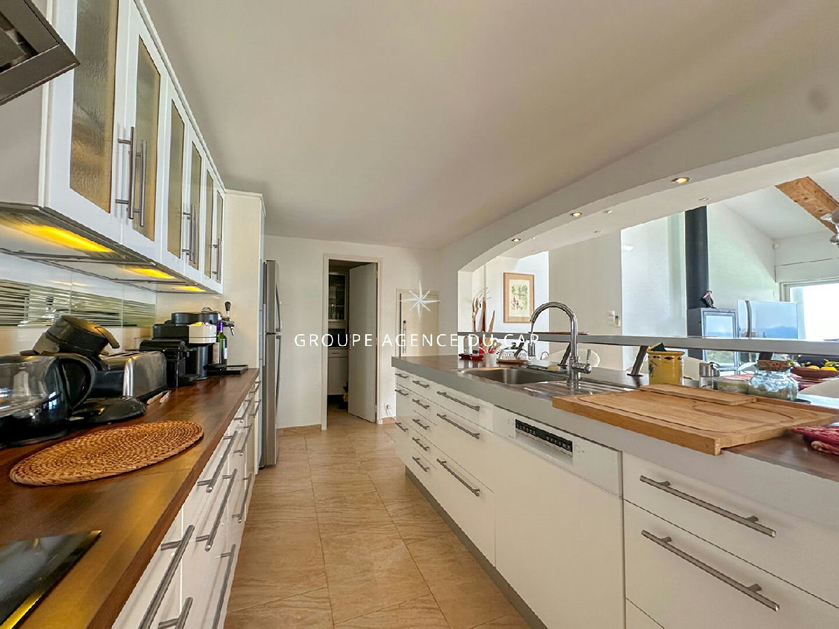 Contemporary 5-bedroom villa with double garage, swimming pool, and sea view in Les Issamb - 6
