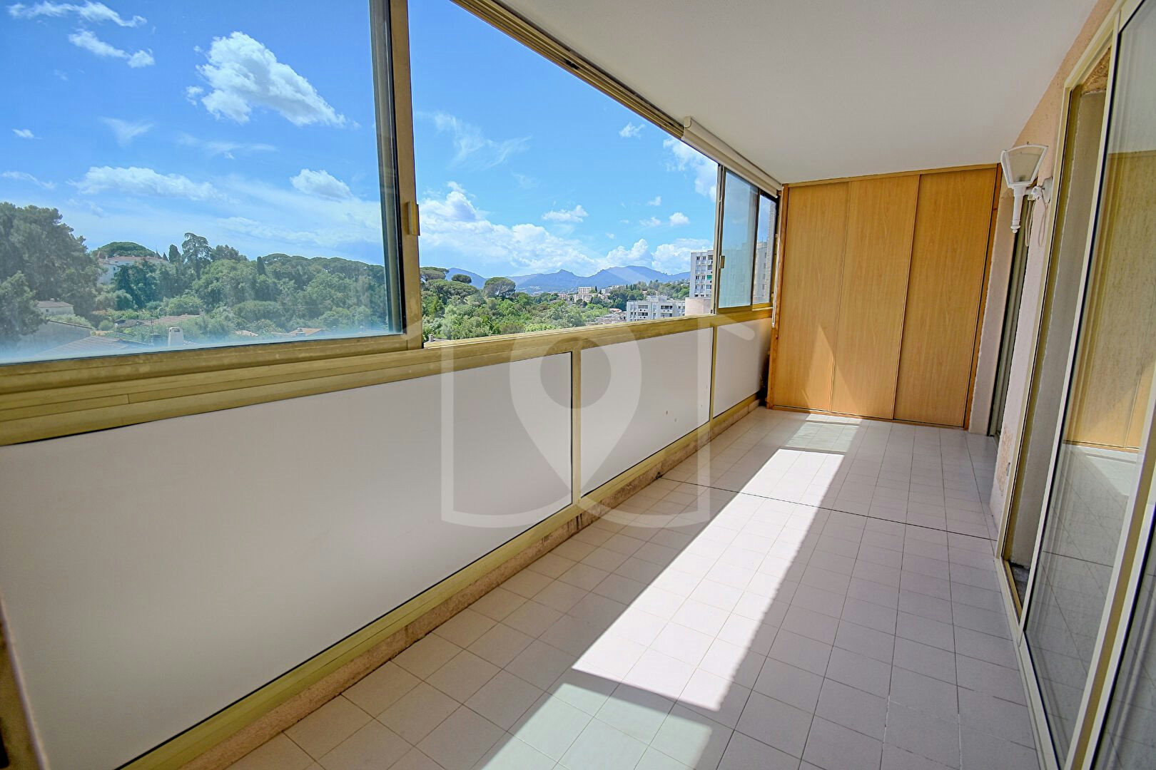 3-room Apartment, Top Floor - Quiet - No Overlook - Garage