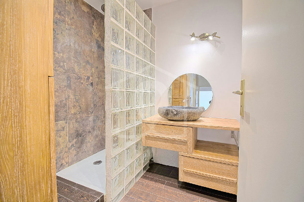 3-room Apartment, Top Floor - Quiet - No Overlook - Garage - 10