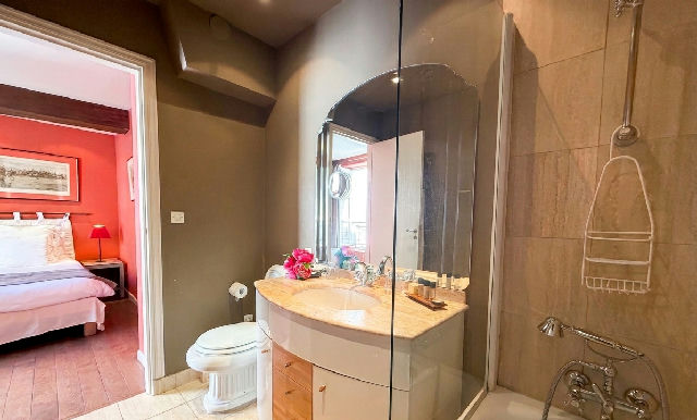 Village Saint Paul, Le Marais 4th. Character One bedroom apartment, 65 sqm Carrez, Quiet location, 2nd floor