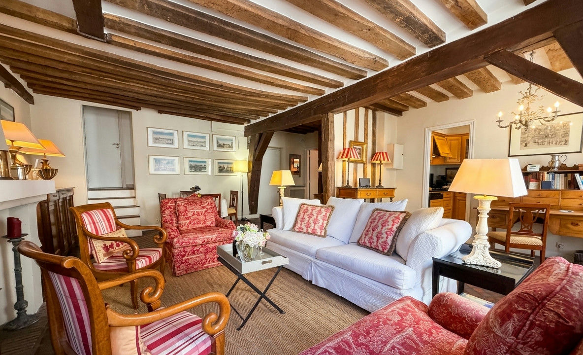 Village Saint Paul, Le Marais 4th. Character One bedroom apartment, 65 sqm Carrez, Quiet location, 2nd floor - 2