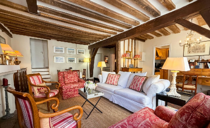 Village Saint Paul, Le Marais 4th. Character One bedroom apartment, 65 sqm Carrez, Quiet location, 2nd floor - 2