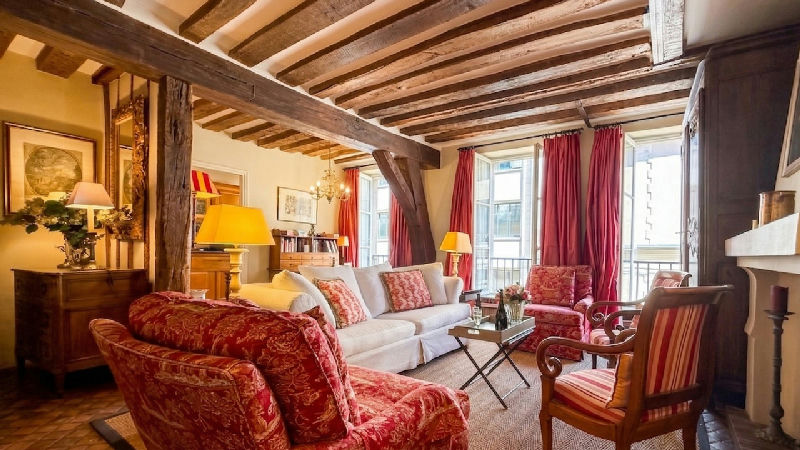 Village Saint Paul, Le Marais 4th. Character One bedroom apartment, 65 sqm Carrez, Quiet location, 2nd floor - 3
