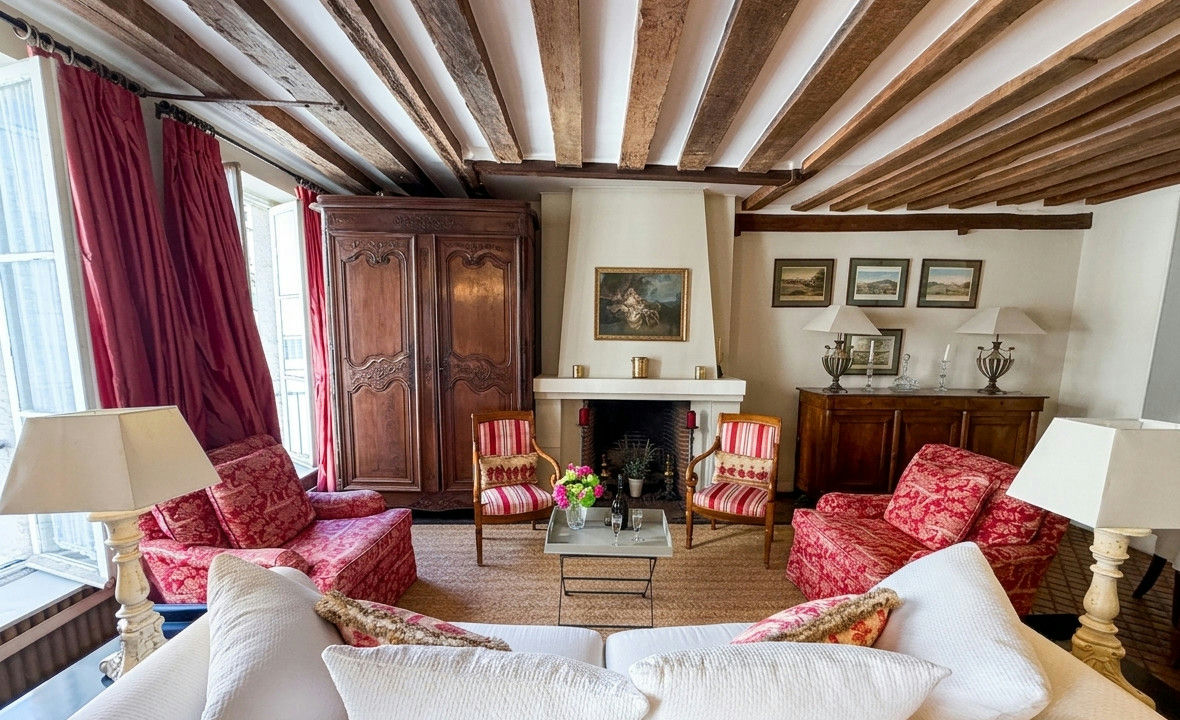 Village Saint Paul, Le Marais 4th. Character One bedroom apartment, 65 sqm Carrez, Quiet location, 2nd floor - 4