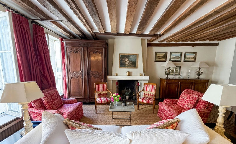 Village Saint Paul, Le Marais 4th. Character One bedroom apartment, 65 sqm Carrez, Quiet location, 2nd floor - 4