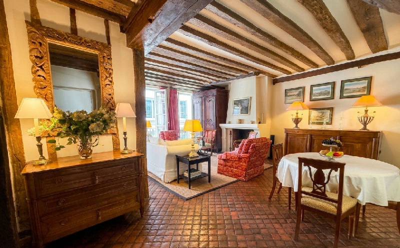 Village Saint Paul, Le Marais 4th. Character One bedroom apartment, 65 sqm Carrez, Quiet location, 2nd floor - 5