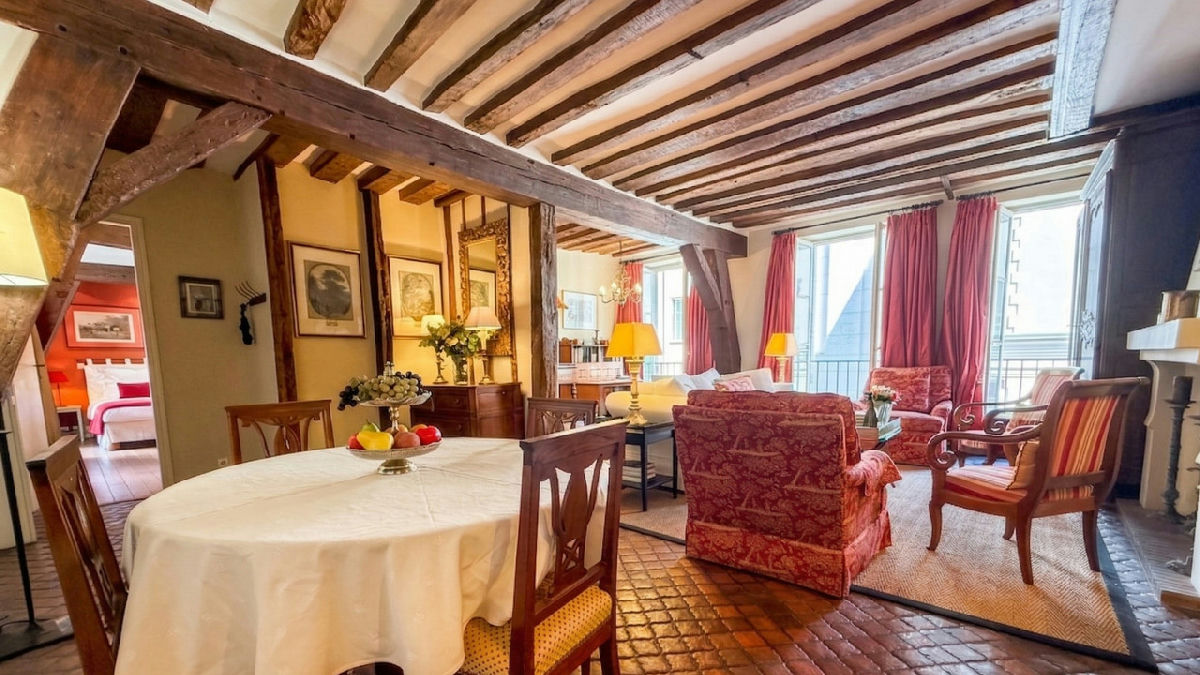 Village Saint Paul, Le Marais 4th. Character One bedroom apartment, 65 sqm Carrez, Quiet location, 2nd floor - 6