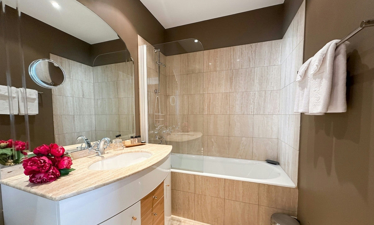 Village Saint Paul, Le Marais 4th. Character One bedroom apartment, 65 sqm Carrez, Quiet location, 2nd floor - 10