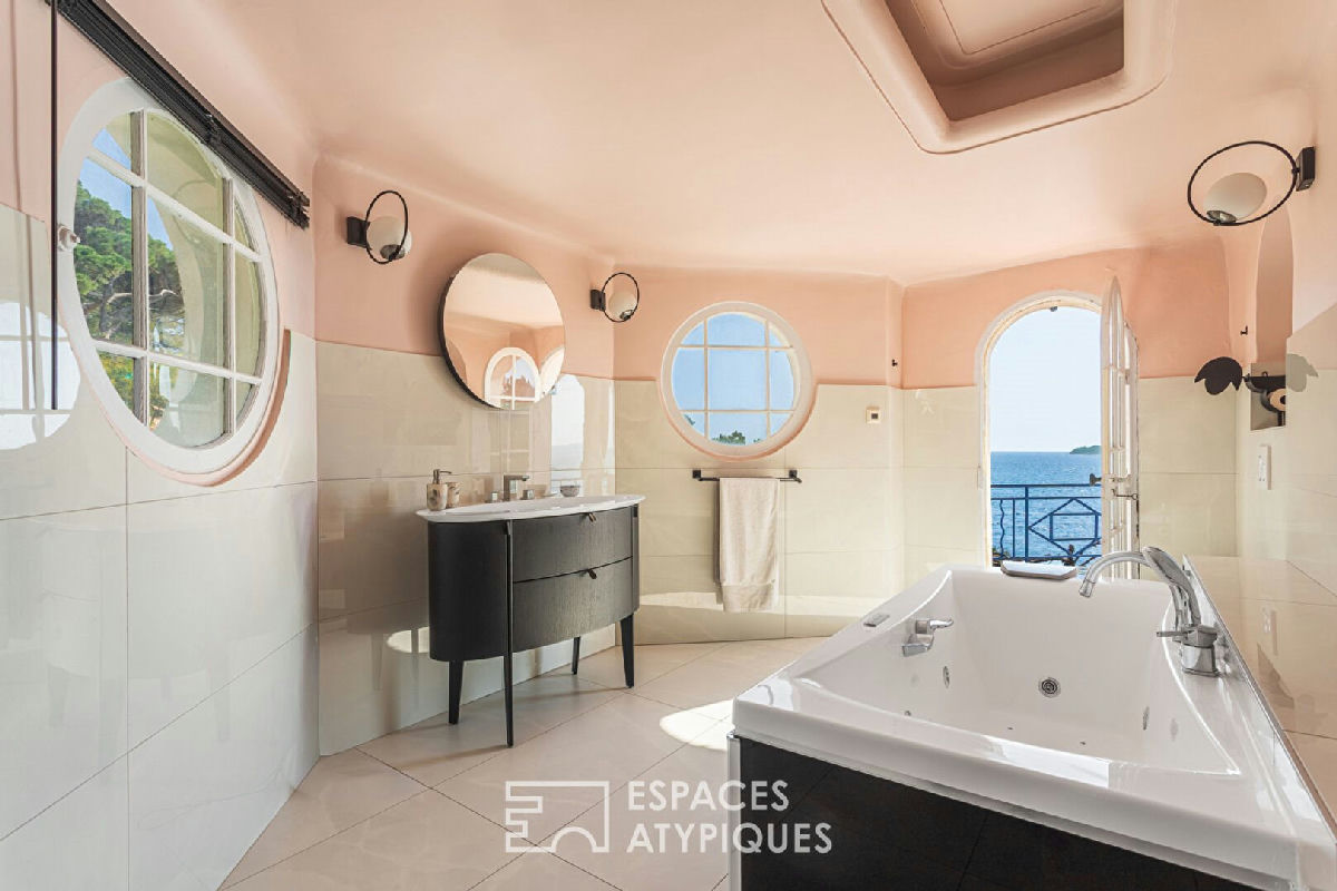 1930s villa, balcony overlooking the sea with direct access to a secluded cove - 17