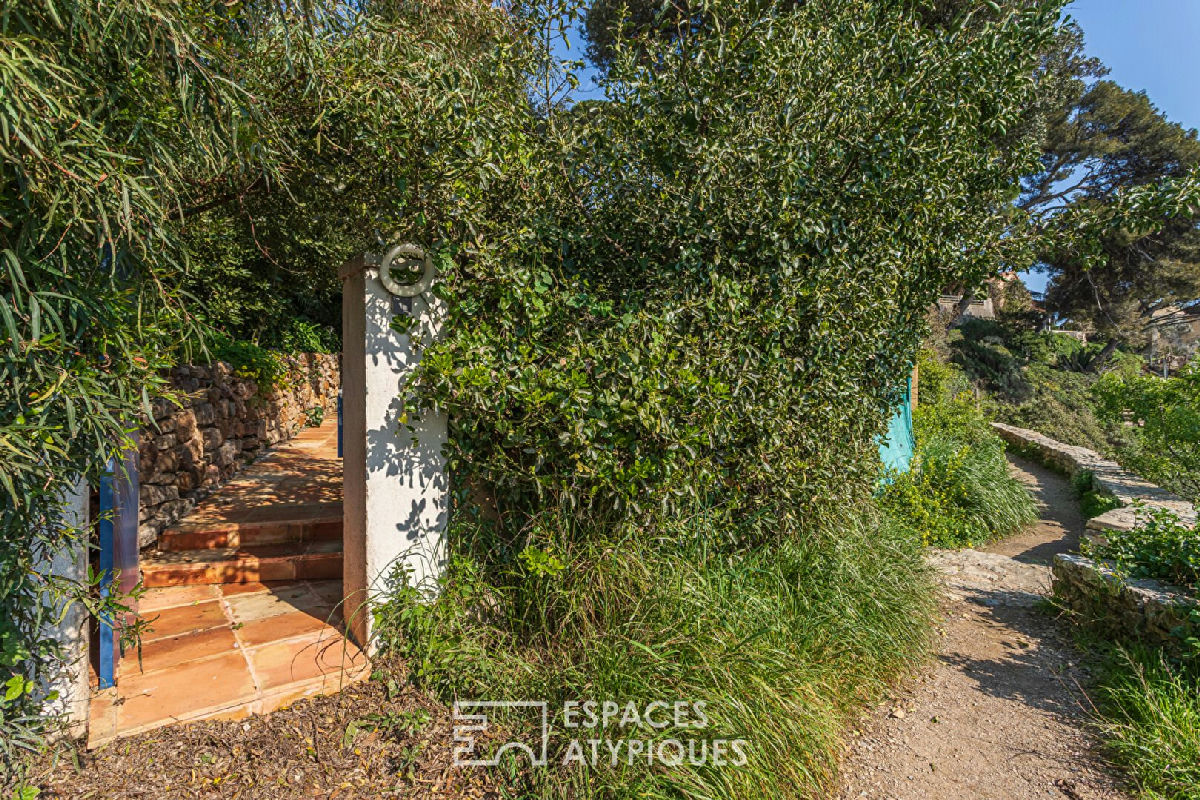 1930s villa, balcony overlooking the sea with direct access to a secluded cove - 19
