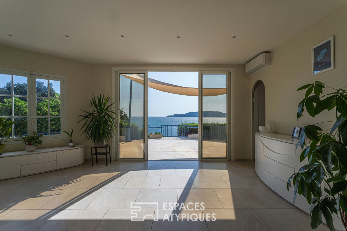 1930s villa, balcony overlooking the sea with direct access to a secluded cove - 9