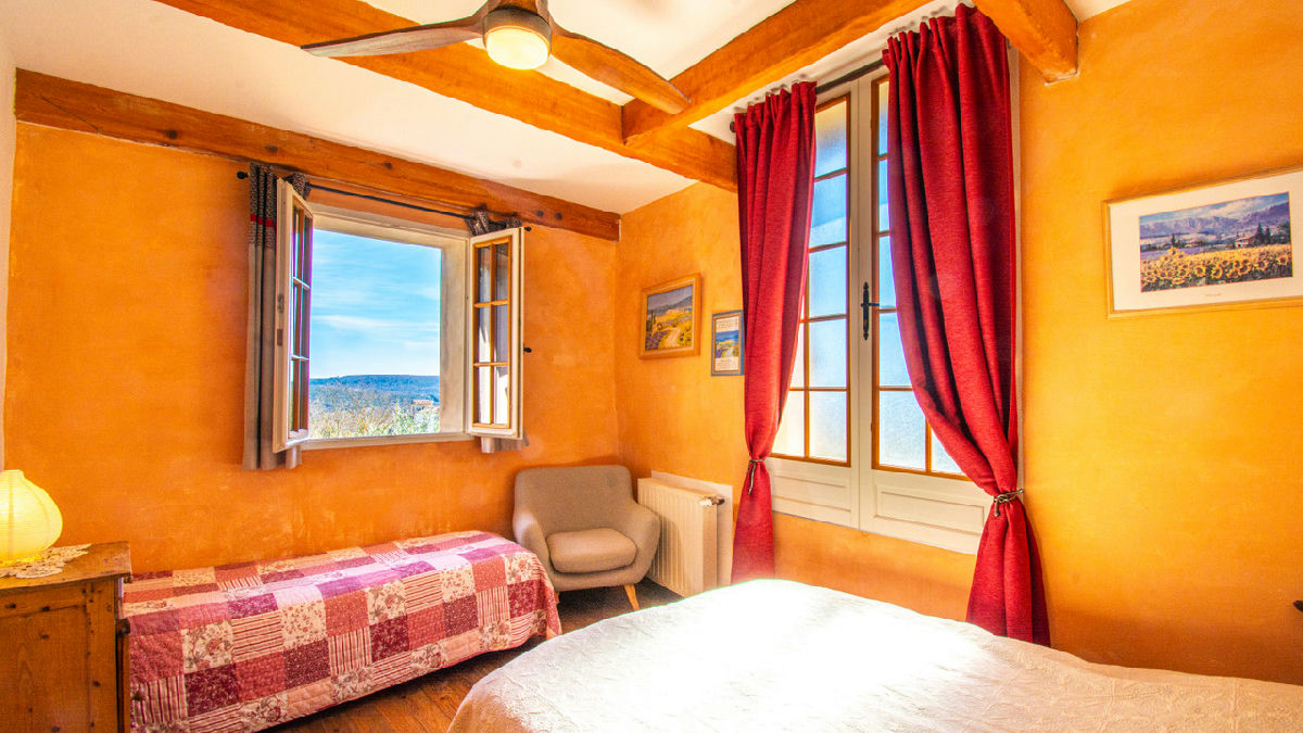 Fairytale-like Provençal stone house, 6 ensuite bedrooms, separate 2-bed apartment, pool, near lake - 10