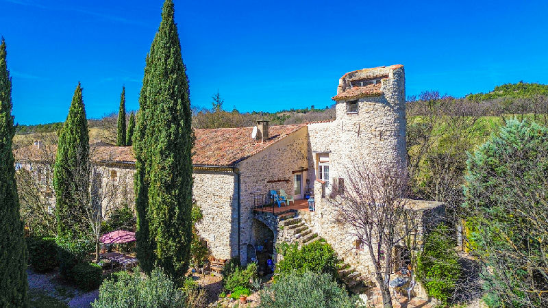 Fairytale-like Provençal stone house, 6 ensuite bedrooms, separate 2-bed apartment, pool, near lake