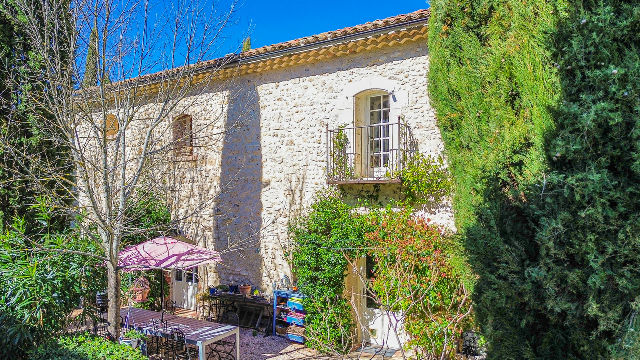 Fairytale-like Provençal stone house, 6 ensuite bedrooms, separate 2-bed apartment, pool, near lake - 2