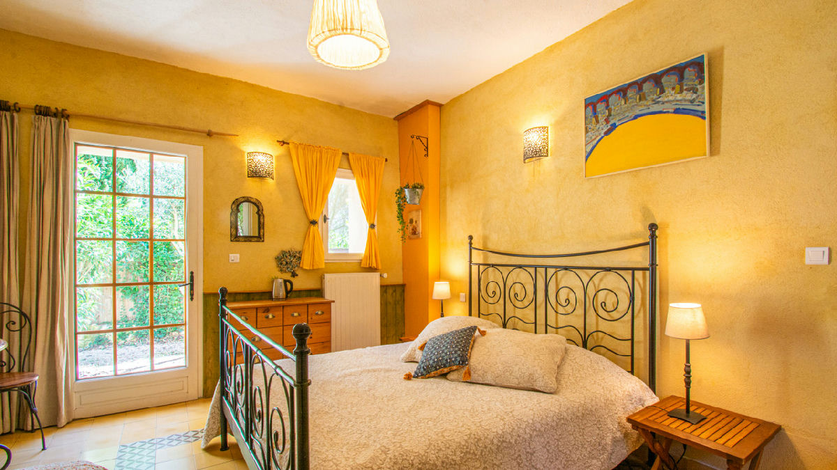 Fairytale-like Provençal stone house, 6 ensuite bedrooms, separate 2-bed apartment, pool, near lake - 9