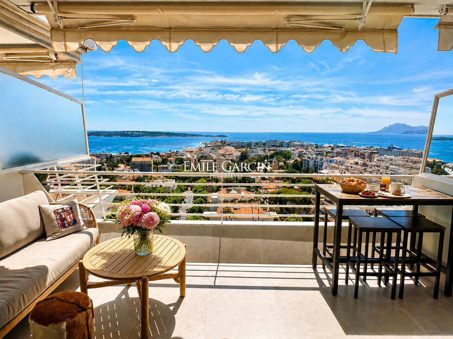 Apartment with panoramic sea views