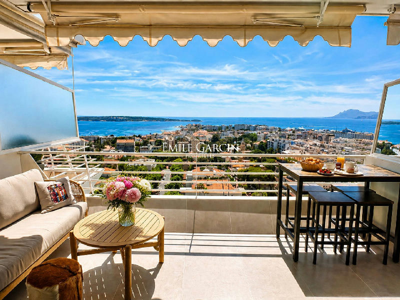 Apartment with panoramic sea views