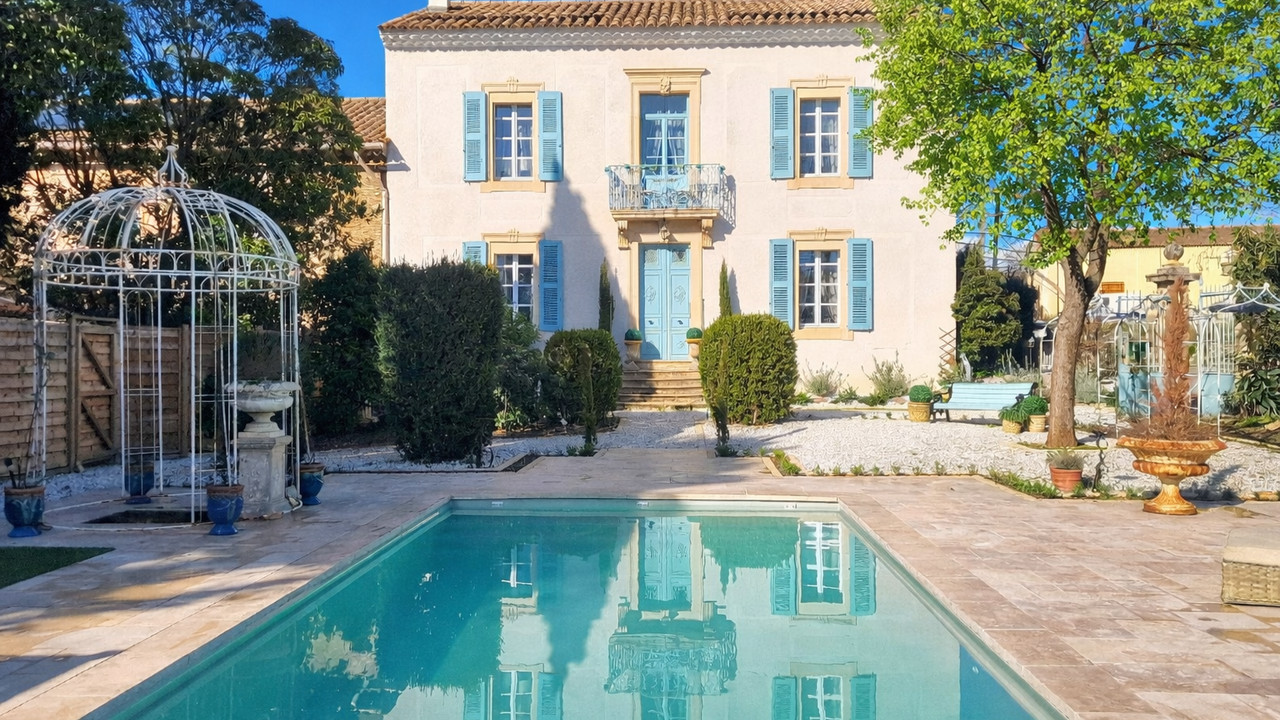 Fabulous Elegant Character 5 bedroom property with a stunning pool area in a popular Minervois Vill
