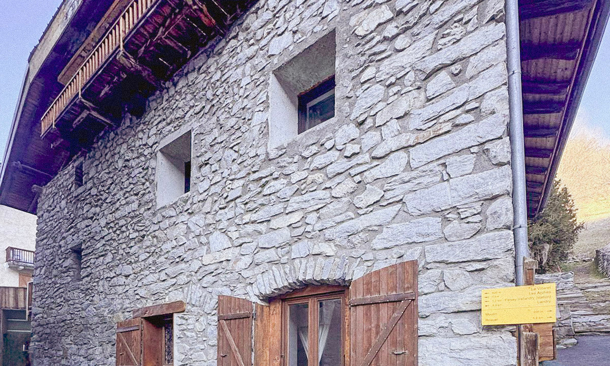 Incredible chalet in the village of Peisey, 5 apartments, huge potential, minutes from the lift