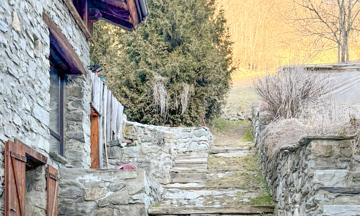 Incredible chalet in the village of Peisey, 5 apartments, huge potential, minutes from the lift - 2