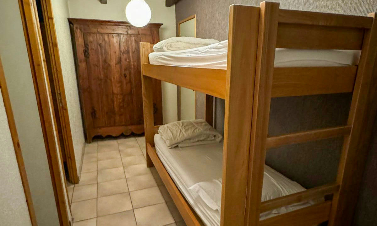 Incredible chalet in the village of Peisey, 5 apartments, huge potential, minutes from the lift - 9
