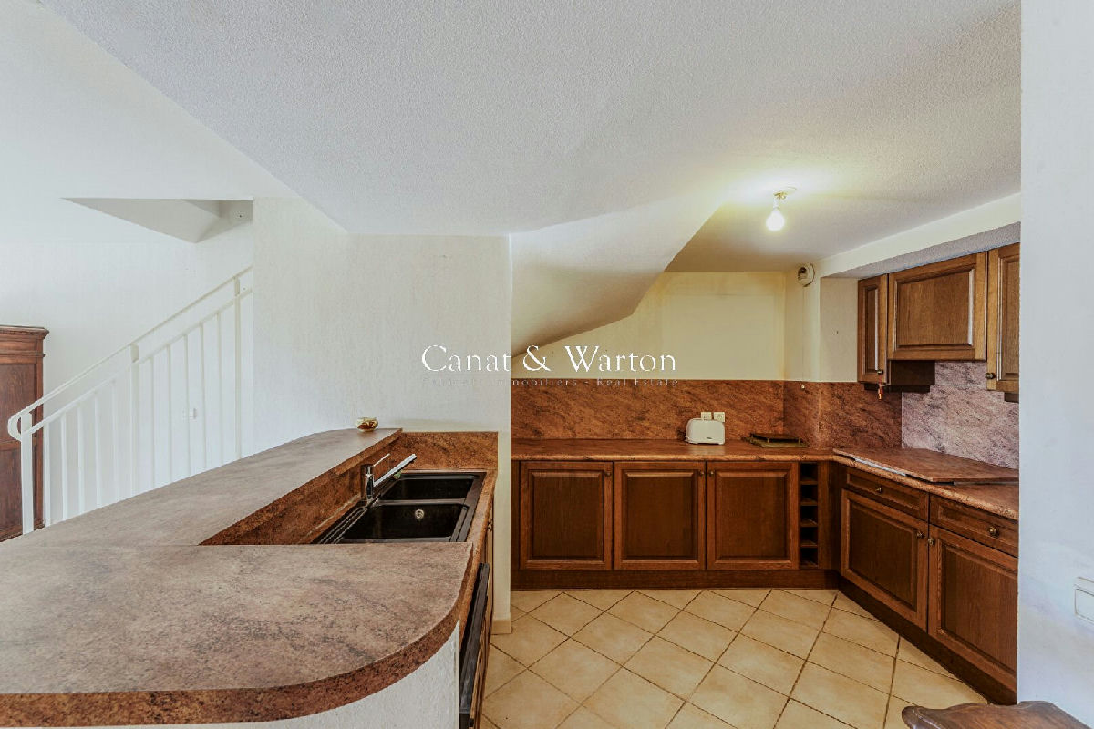 City center: 4-room apartment, 121.02 m2, garage and parking - 6