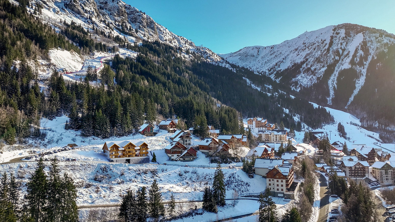 OFF-PLAN 3 BEDROOM DUPLEX APARTMENT FOR SALE IN OZ EN OISANS WITH PRIVATE PARKING AND SKI LOCKER - 4