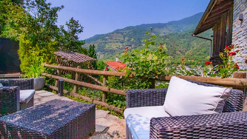 Detached & renovated house with a barn & planning permission for 100m², garden. Courchevel, 3 Vallée