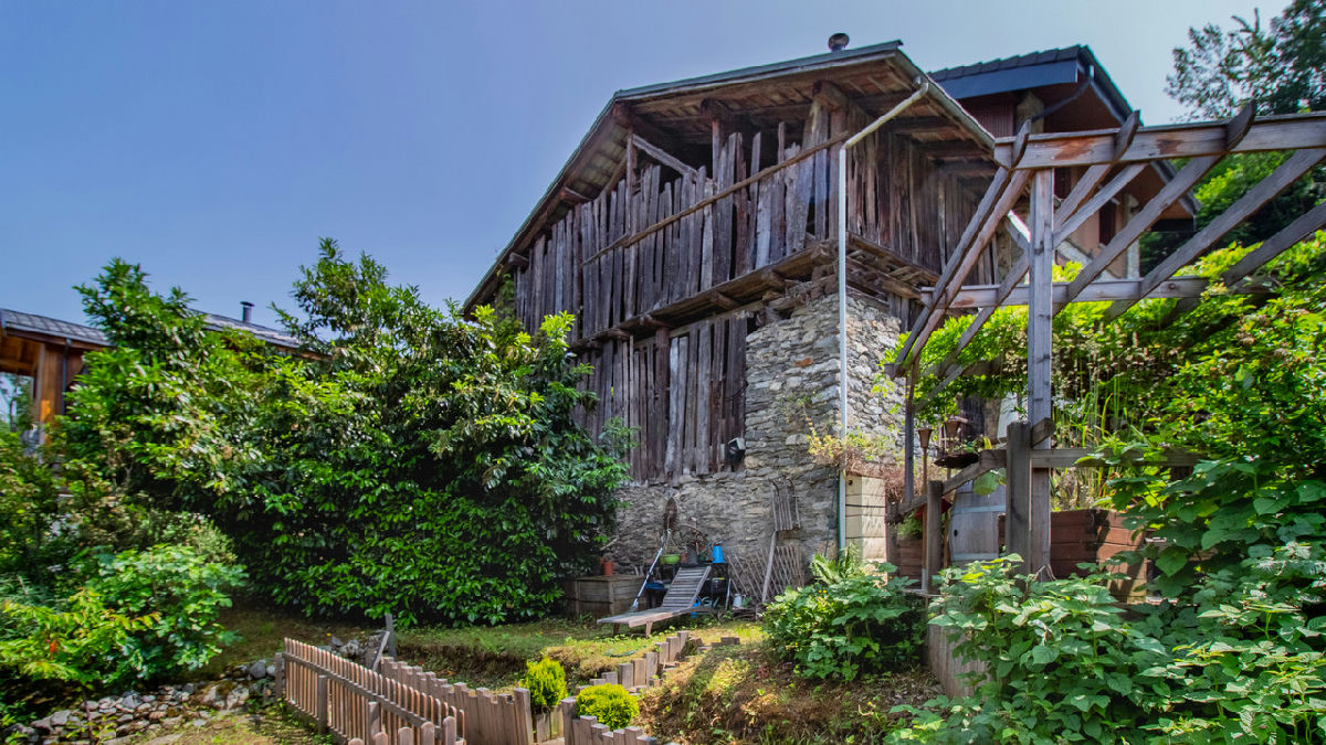 Detached & renovated house with a barn & planning permission for 100m², garden. Courchevel, 3 Vallée - 2