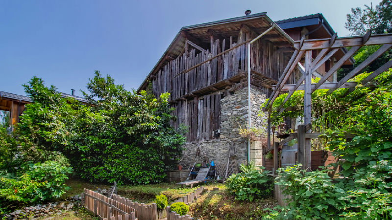 Detached & renovated house with a barn & planning permission for 100m², garden. Courchevel, 3 Vallée - 2