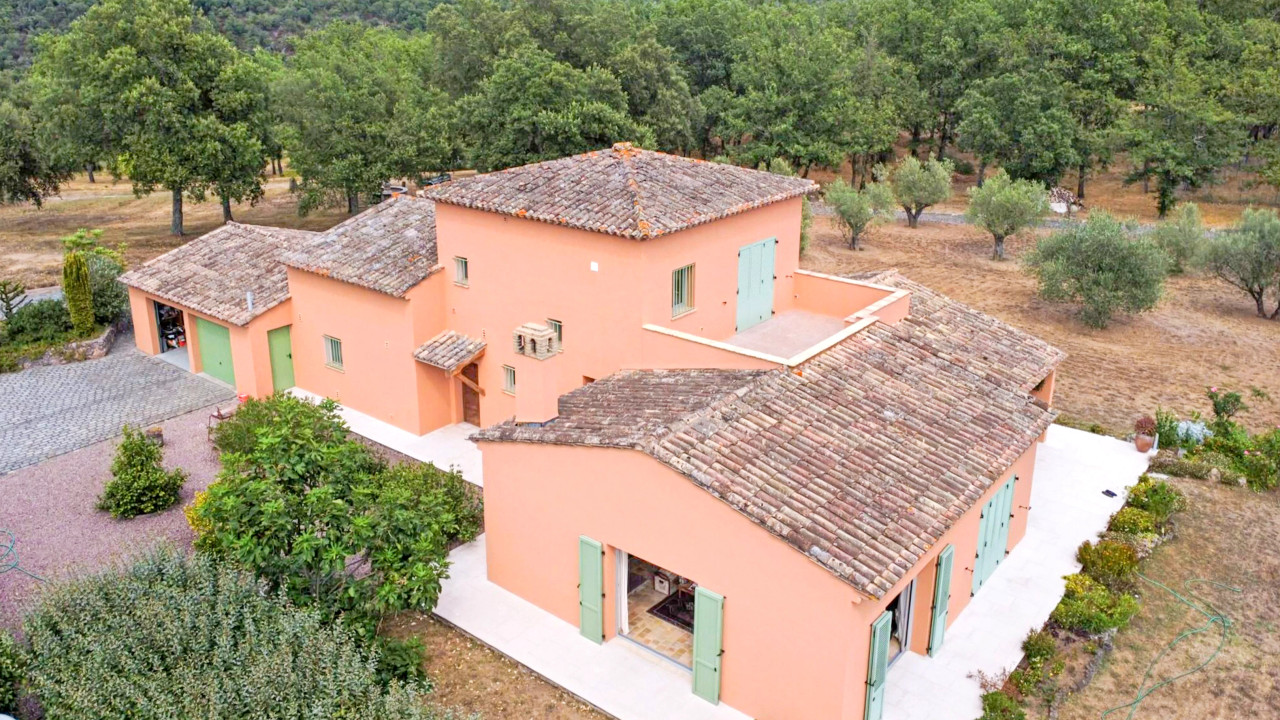 Superbe home, 1,5 ac. magnificent property with a natural pool, ponds and panoramic vues