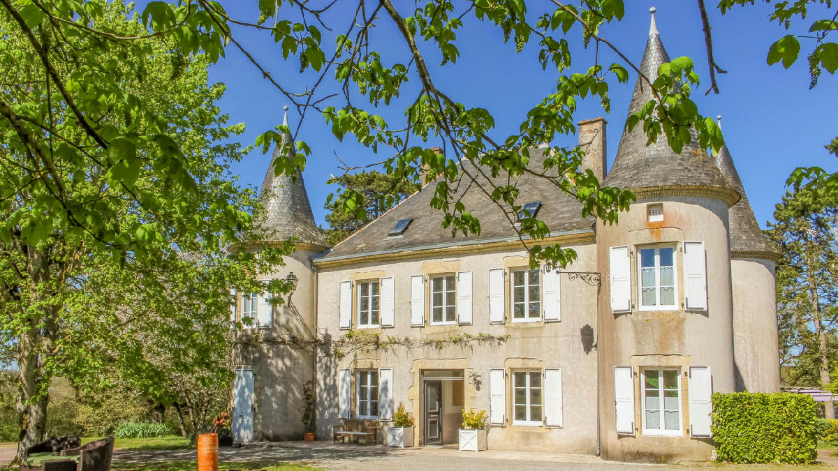 Beautifully maintained 19th Century château in stunning location with in-ground pool and 2 independent gites - 1