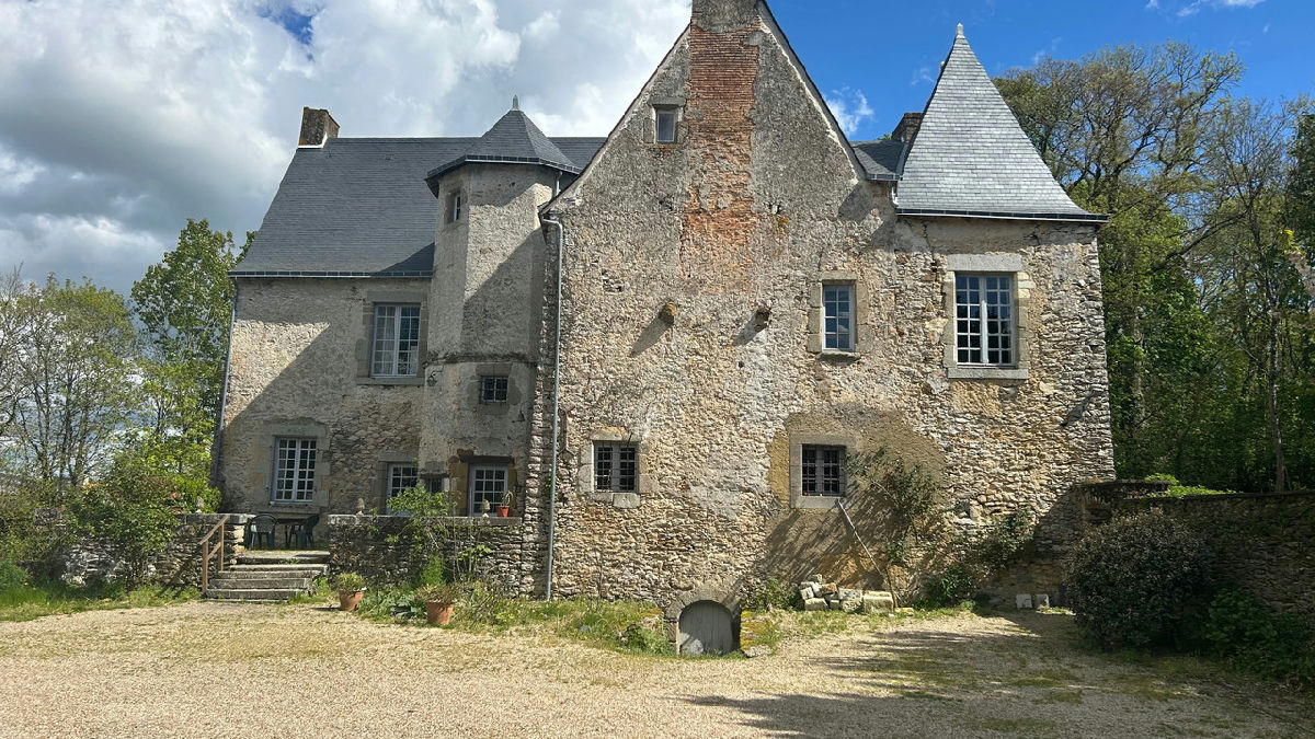 A rare chance to own a historic 15th-Century listed manoir surrounded by woodland in the heart of La - 1