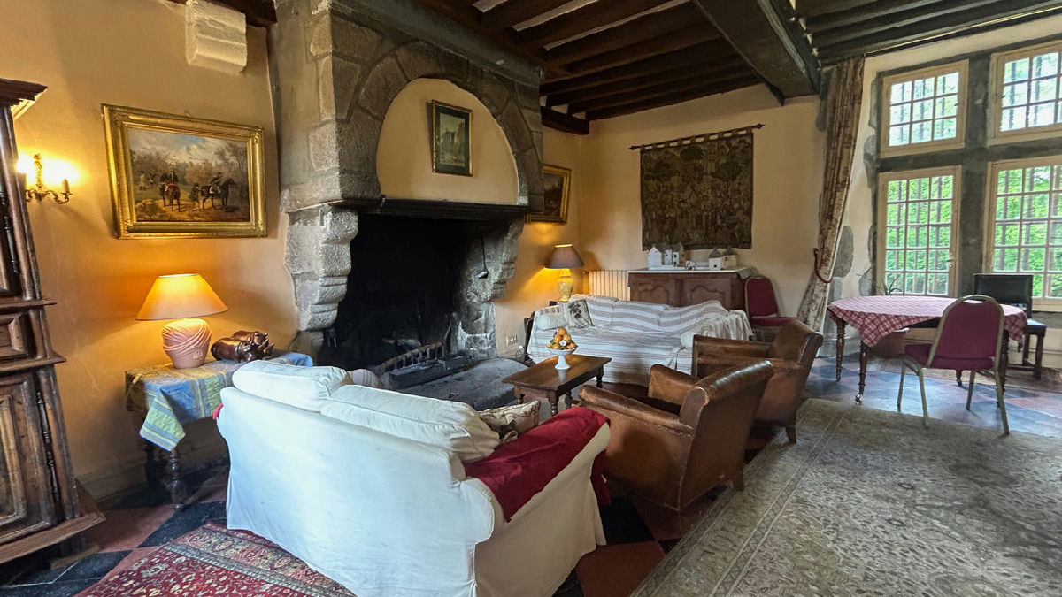 A rare chance to own a historic 15th-Century listed manoir surrounded by woodland in the heart of La - 6