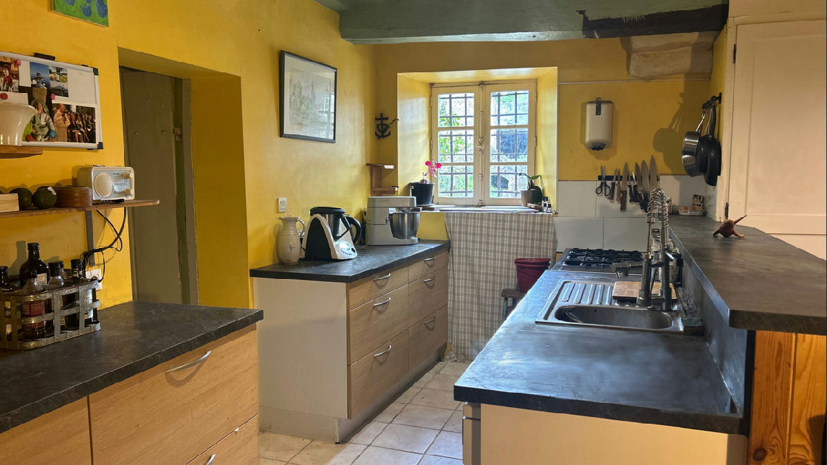 A rare chance to own a historic 15th-Century listed manoir surrounded by woodland in the heart of La - 7