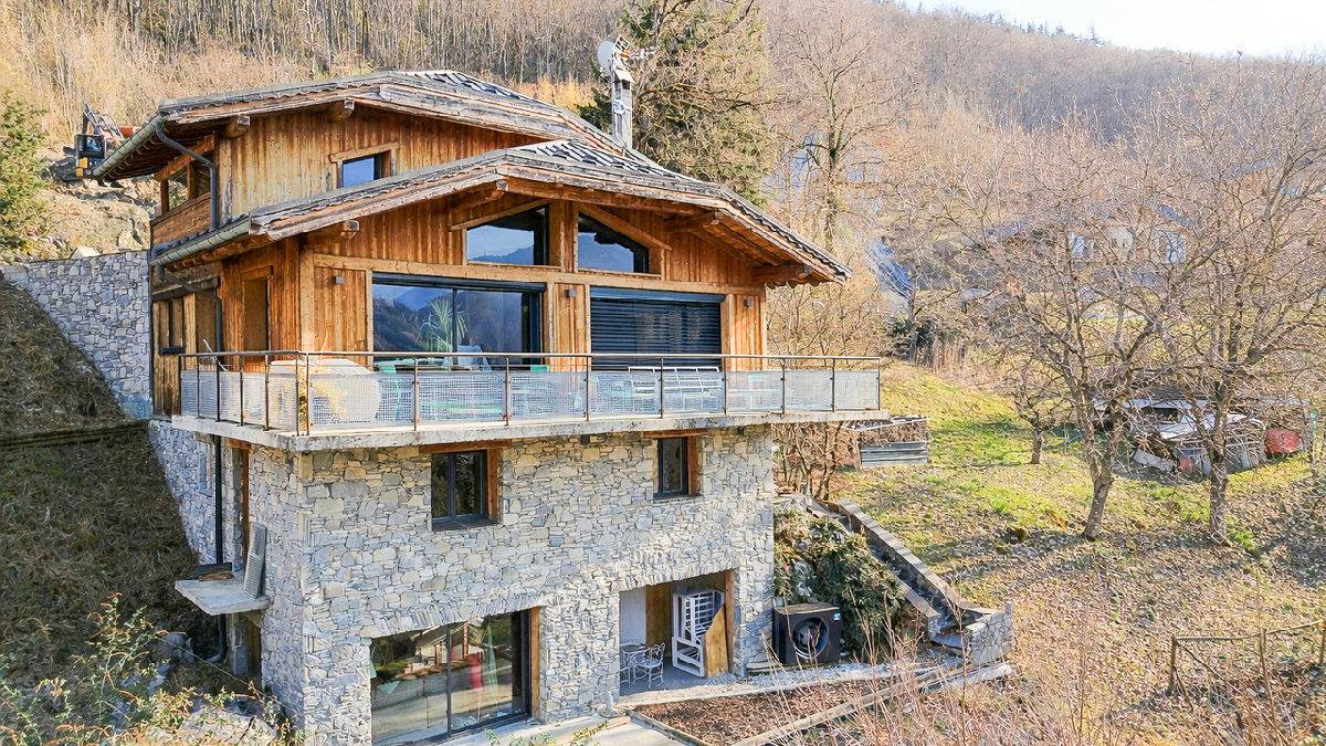 Modern 4 bedroom house plus 2 bedroom apartment in a Courchevel village near the lifts of Brides les - 1
