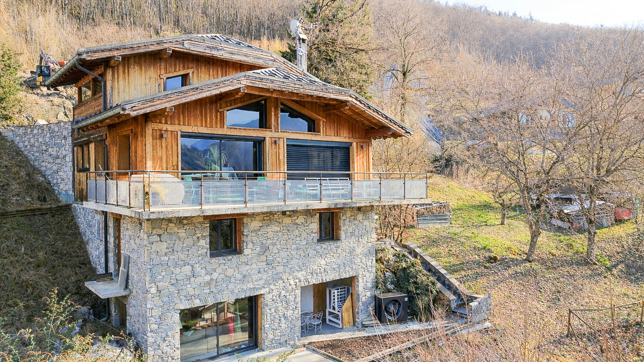 Modern 4 bedroom house plus 2 bedroom apartment in a Courchevel village near the lifts of Brides les