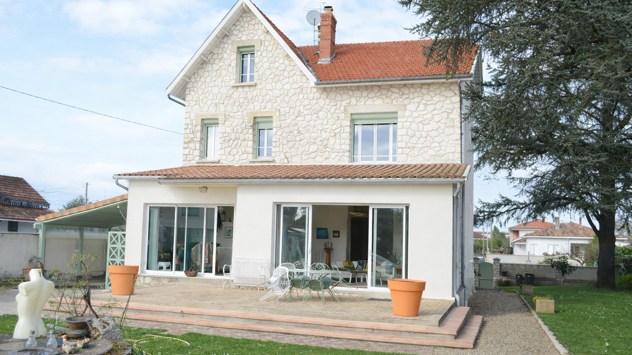 One hour from Bordeaux. A 1930s townhouse close to schools and Marmande town centre - 2