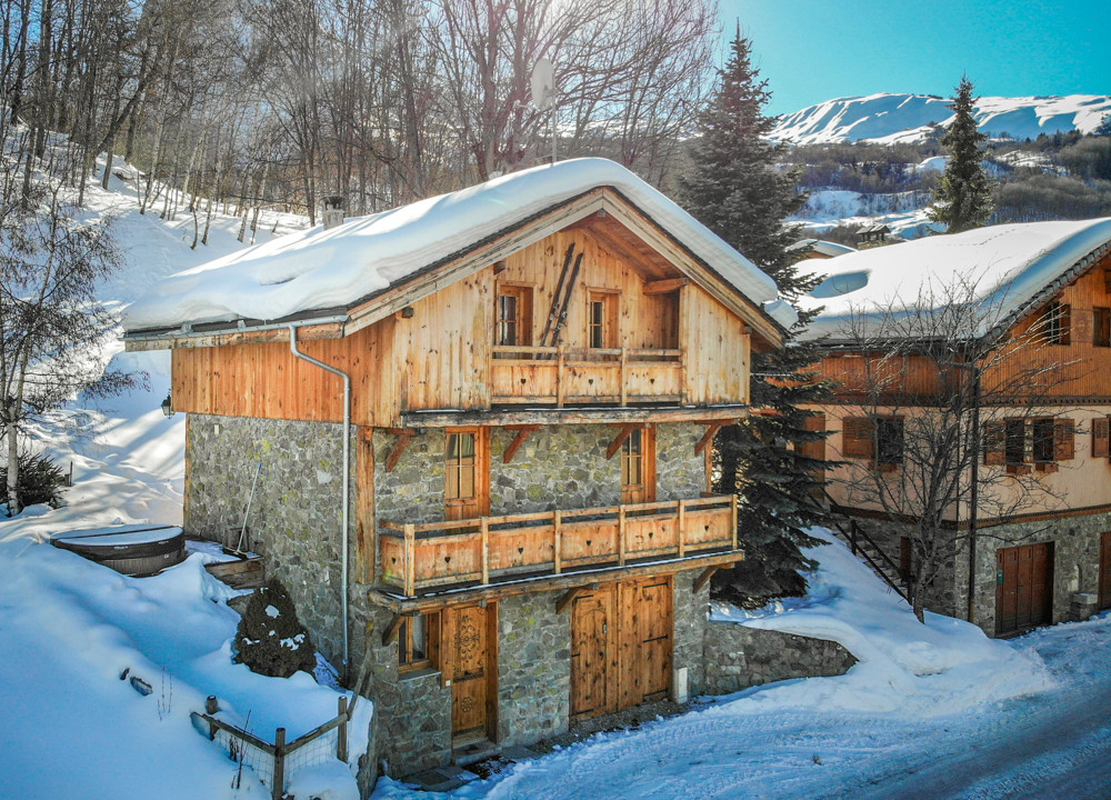 Standalone 4-bedroom ski chalet for sale in the ski resort St Martin de Belleville - The 3 Valleys