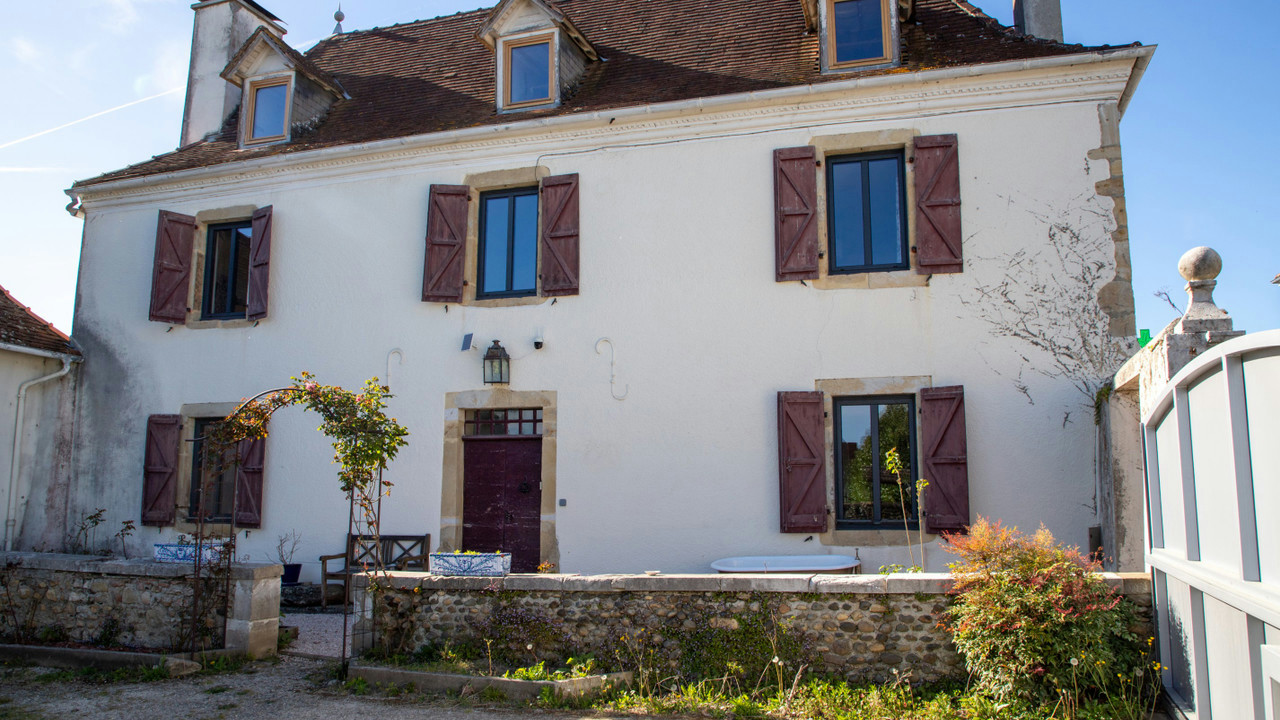 Exceptional 18th-Century Estate – Charming Guest House on the Camino de Santiago with Pyrenees Views