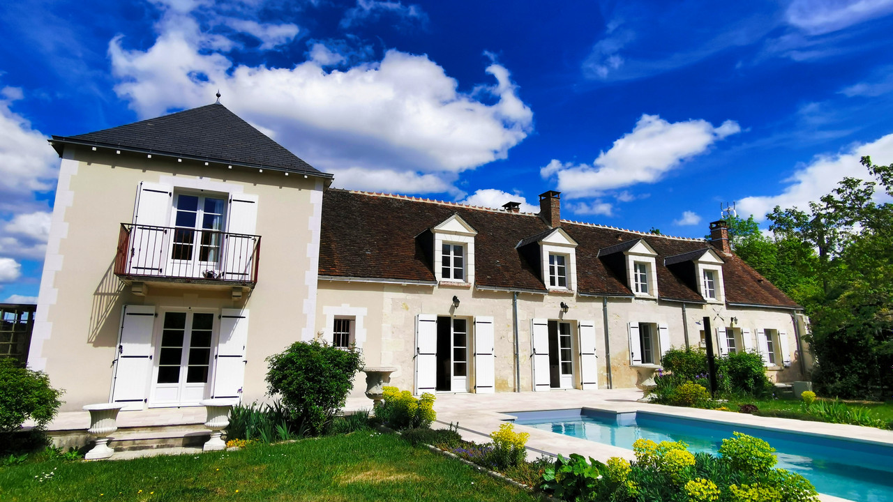 Elegant Renovated Country Home with 6-beds and swimming pool