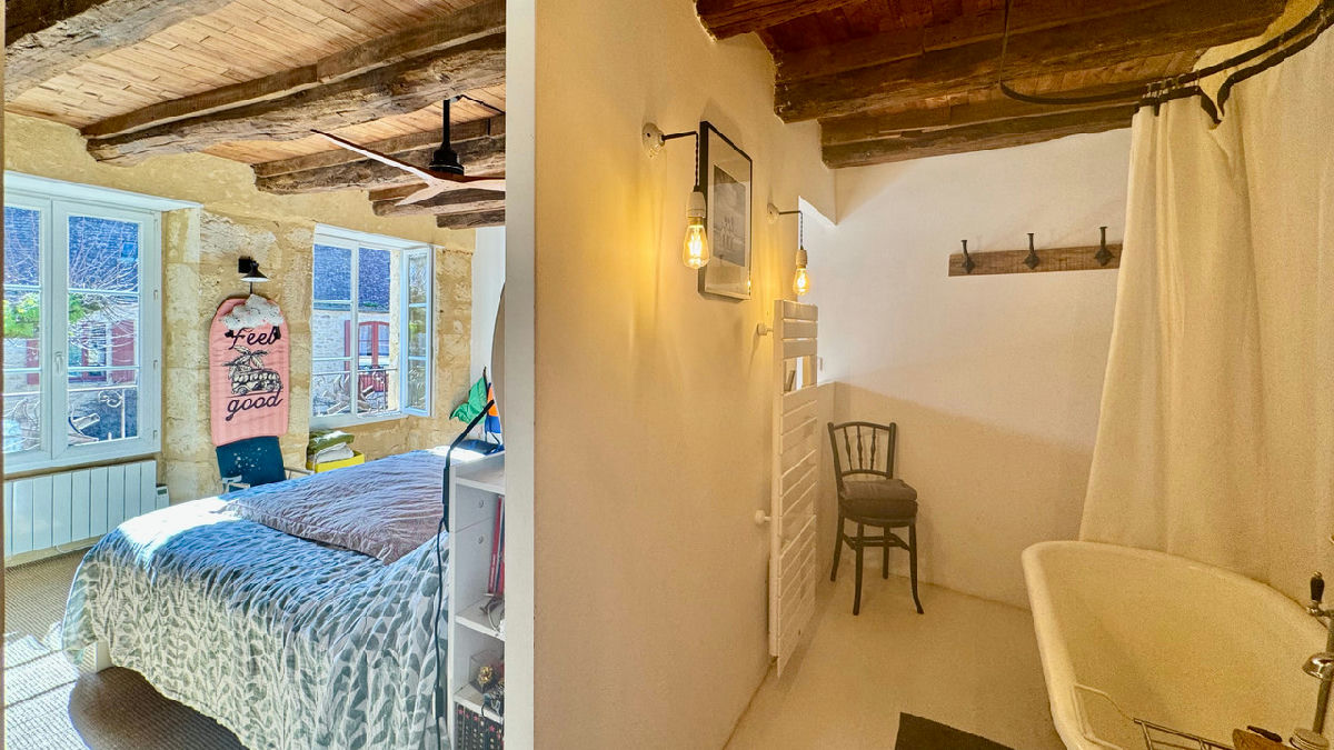 Turnkey Character Home – 4 En-Suite Bedrooms: Stone, Panoramic Views & Pool! - 10