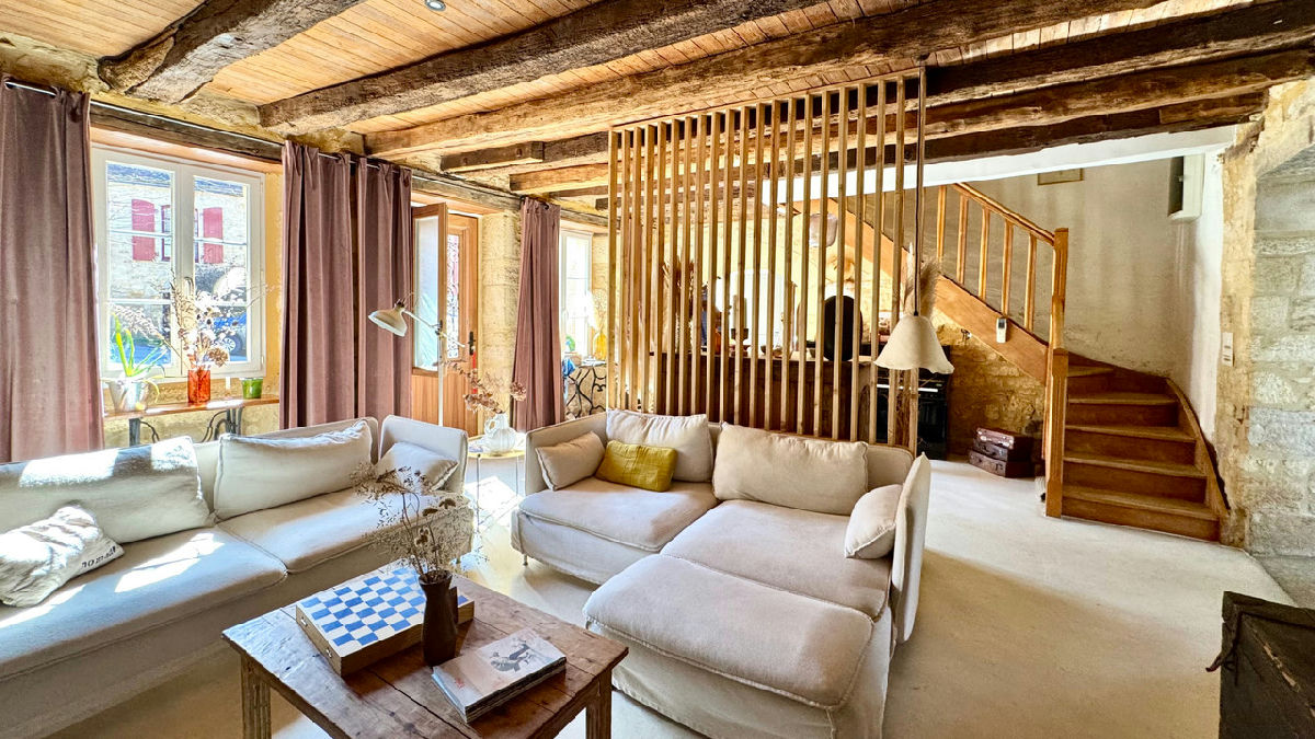 Turnkey Character Home – 4 En-Suite Bedrooms: Stone, Panoramic Views & Pool! - 3