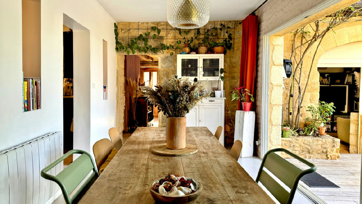 Turnkey Character Home – 4 En-Suite Bedrooms: Stone, Panoramic Views & Pool! - 4