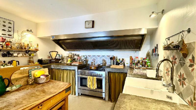 Turnkey Character Home – 4 En-Suite Bedrooms: Stone, Panoramic Views & Pool! - 5
