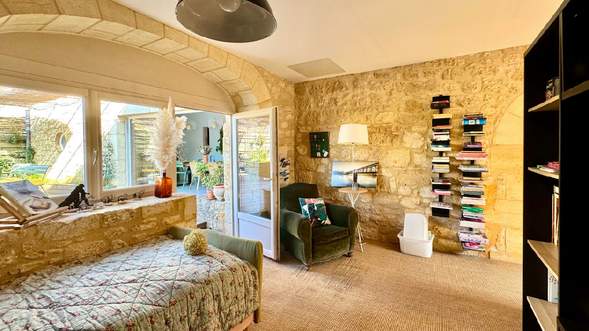 Turnkey Character Home – 4 En-Suite Bedrooms: Stone, Panoramic Views & Pool! - 6