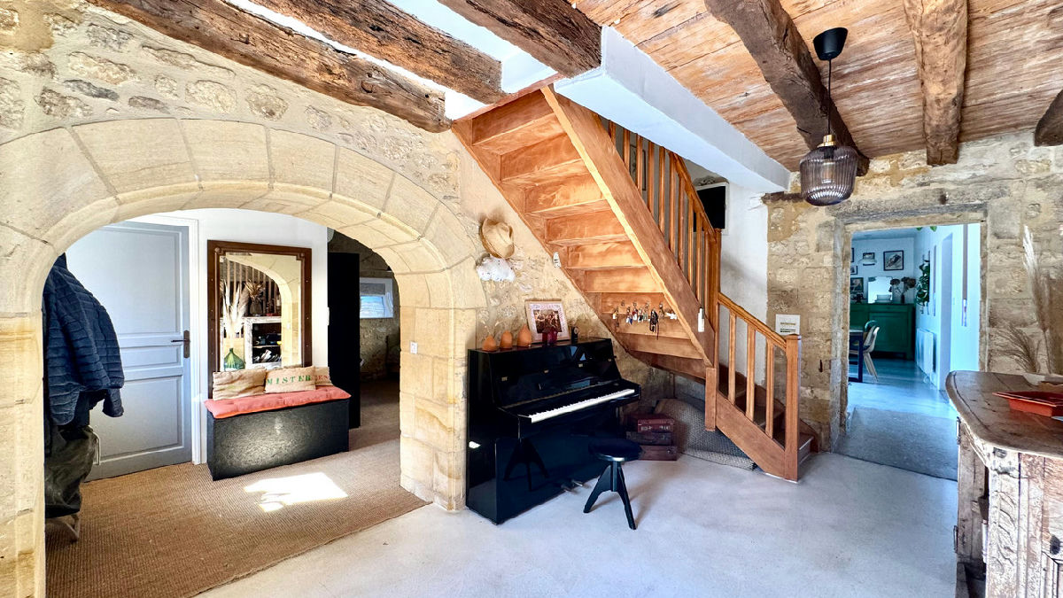 Turnkey Character Home – 4 En-Suite Bedrooms: Stone, Panoramic Views & Pool! - 7