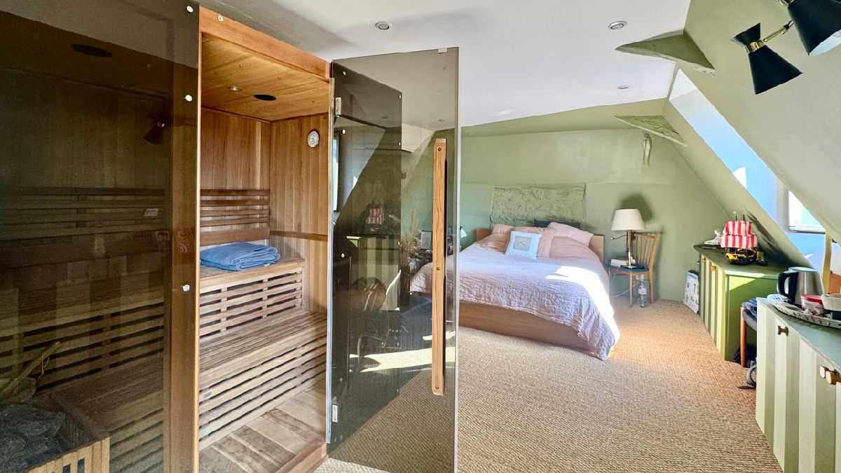 Turnkey Character Home – 4 En-Suite Bedrooms: Stone, Panoramic Views & Pool! - 9